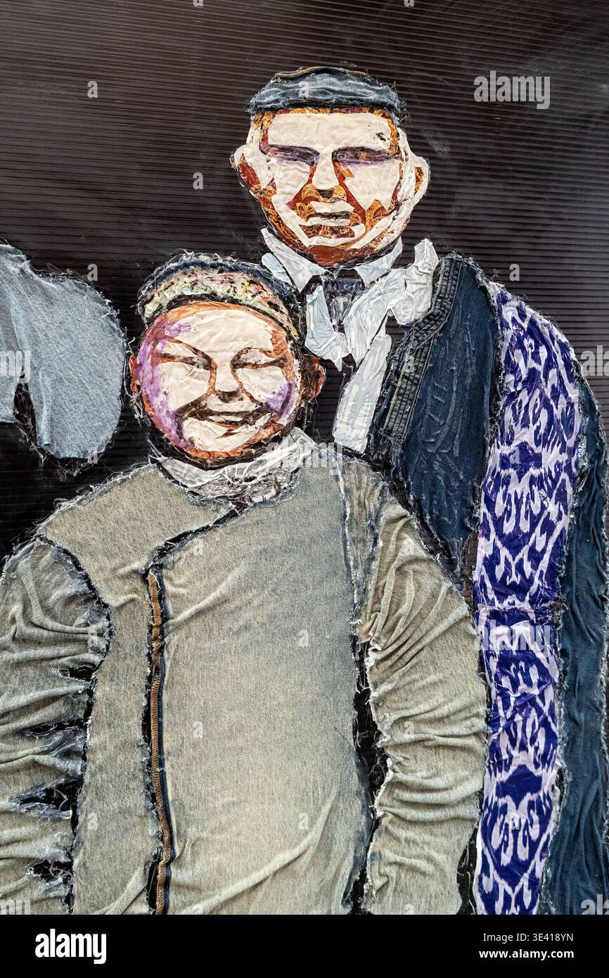 Figuren von Mensch und Kind in umweltfreundlicher Kunstinstallation von Saule Suleimenova im Almaty Museum of Arts Stockfoto