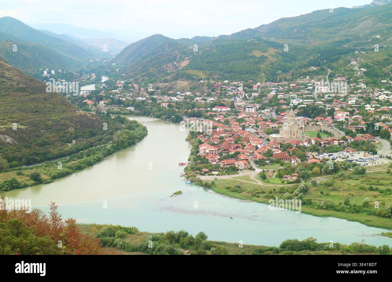 Luftaufnahme des Flusses Mtkvari trifft auf den Fluss Aragvi mit der Kathedrale Svetizchoveli rechts vom Jvari-Kloster, Mzcheta, Georgien Stockfoto