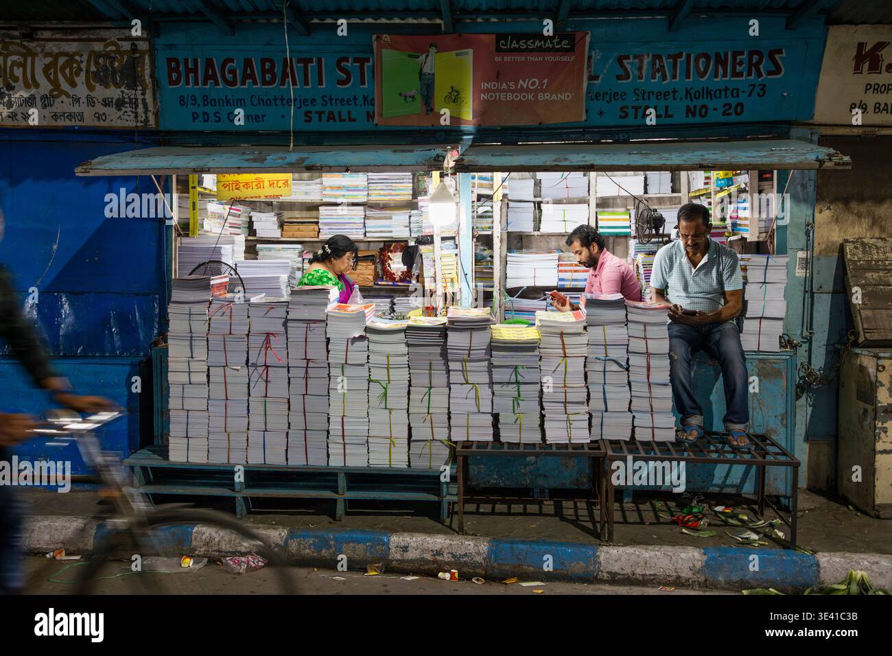 Buchstände bei Nacht in der College Street, Kalkutta, Westbengalen, Indien Stockfoto
