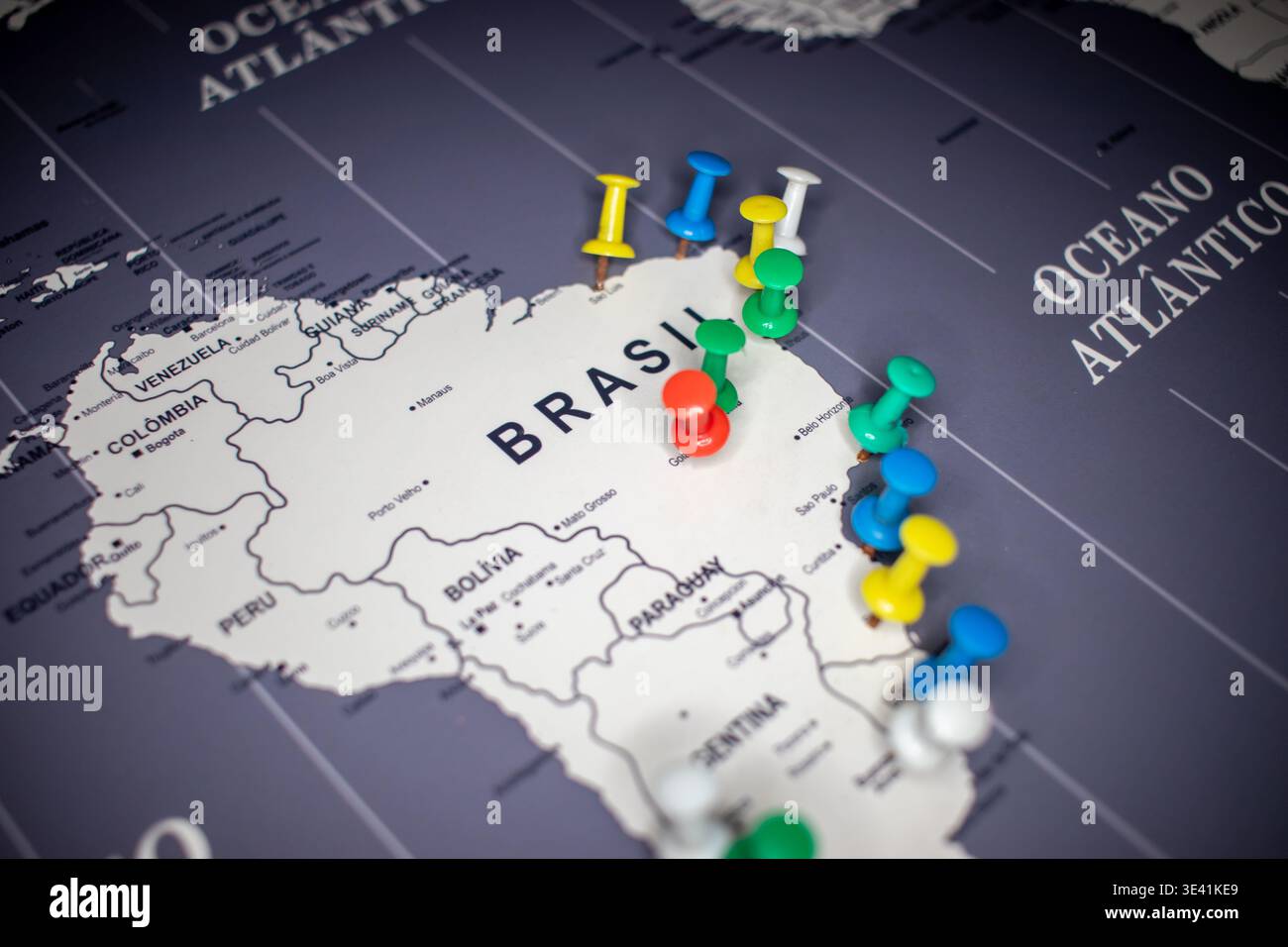 Karte von Brasilien mit farbigen Pins, die geografische Standorte anzeigen. Stockfoto