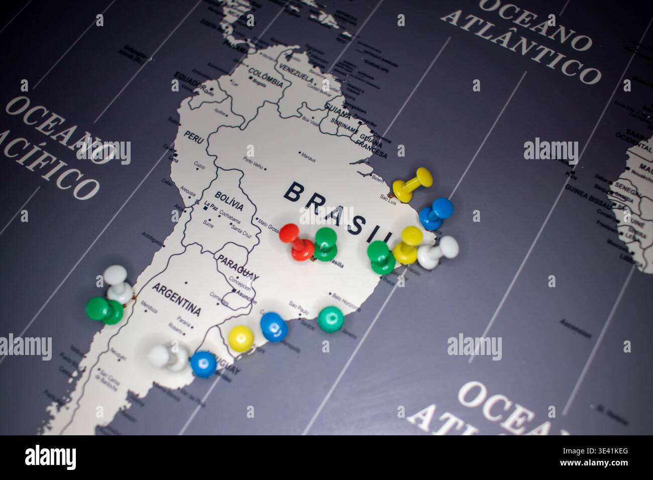 Karte von Brasilien mit farbigen Pins, die geografische Standorte anzeigen. Stockfoto
