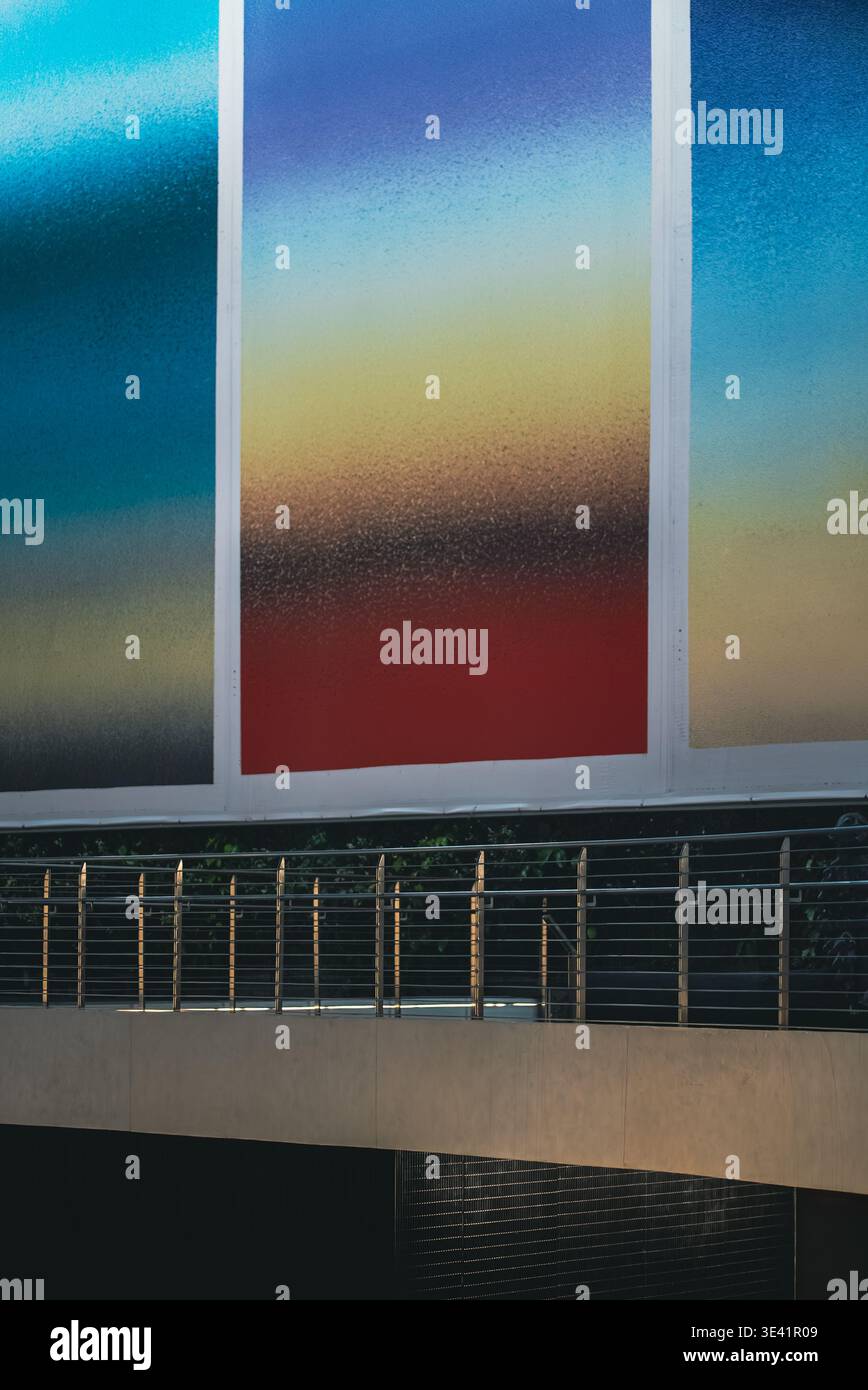 Abstrakte Farbtafeln mit Farbverlauf und weicher Textur und verschwommener Oberfläche moderner Design-Hintergrund, farbenfrohe Milchglastafeln mit glatten Übergängen Stockfoto