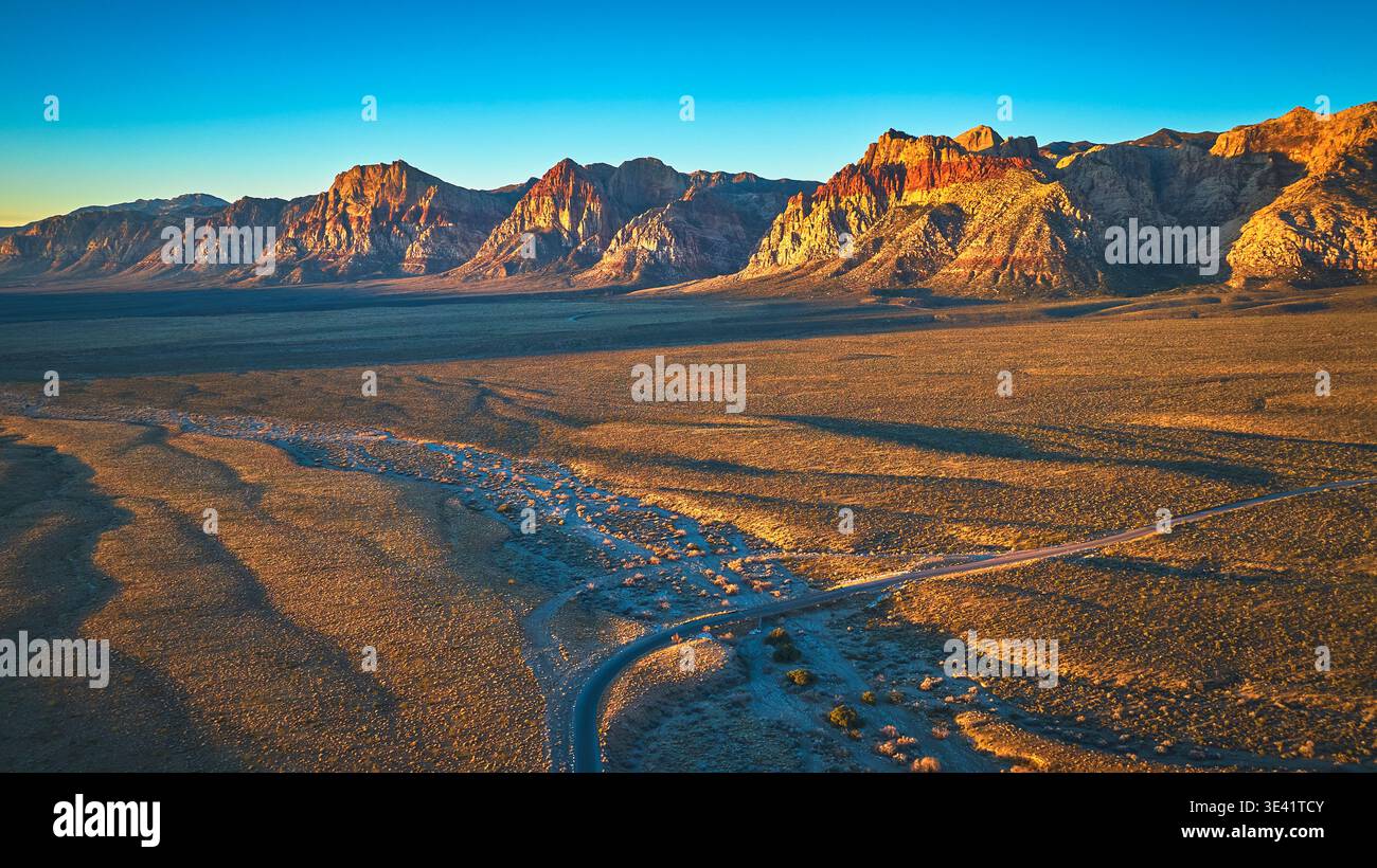 Red Rock Canyon Sunrise Desert Mountains und Scenic Road Nevada Stockfoto