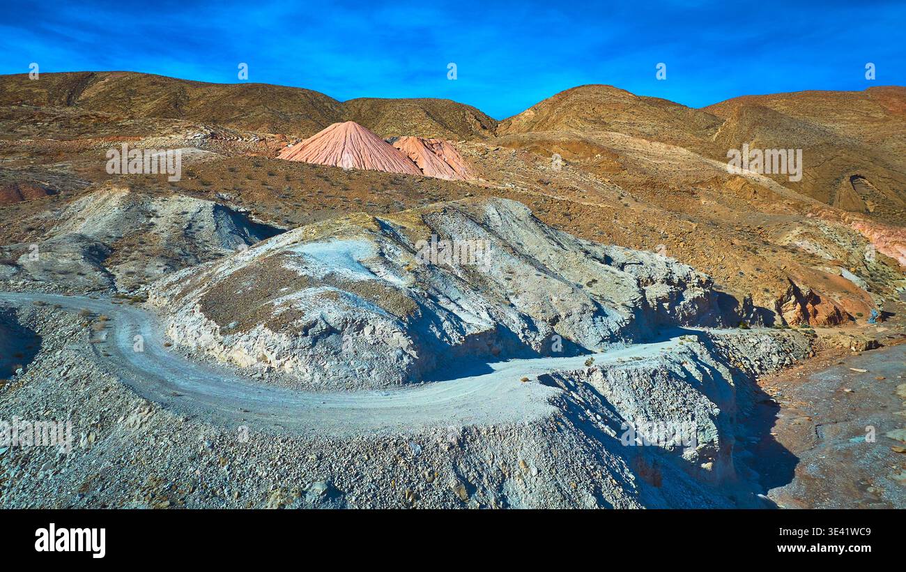 Aerial Anniversary Mine Tailings Winding Road und Desert Hills Nevada Stockfoto