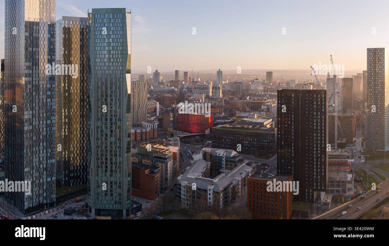 Breites Luftpanorama, das die dichten Hochhäuser des New Jackson District mit den unverwechselbaren Fassaden moderner Wolkenkratzer zeigt. Stockfoto