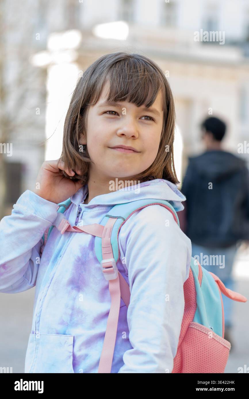Porträt eines Schulmädchens im Hoodie mit hellem Lächeln und fröhlichem Ausdruck. Stockfoto