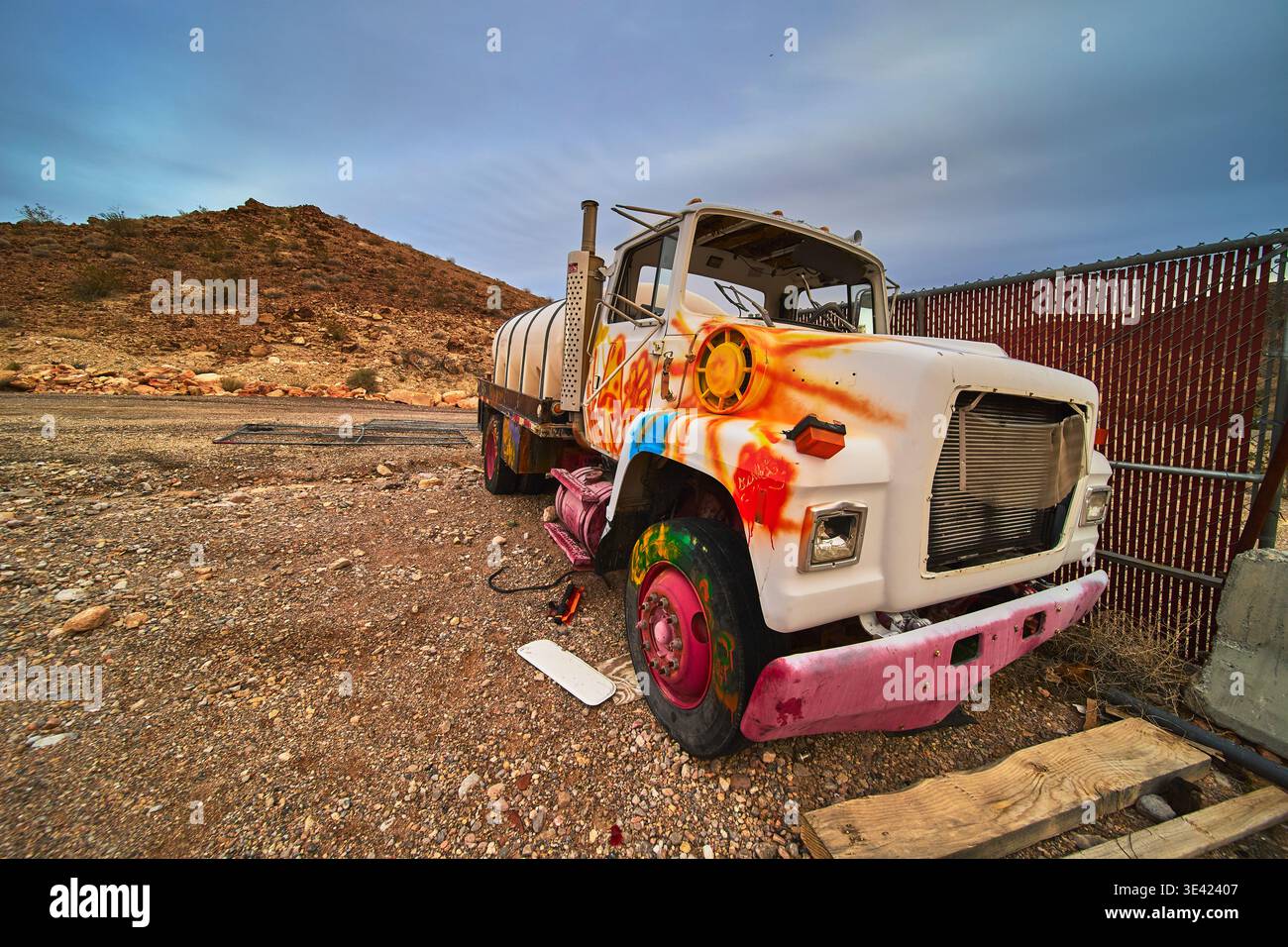 Verlassener Sprühlackierwagen in der Wüste Nevada in der Nähe der Old Mine und des Weathered Fence Stockfoto