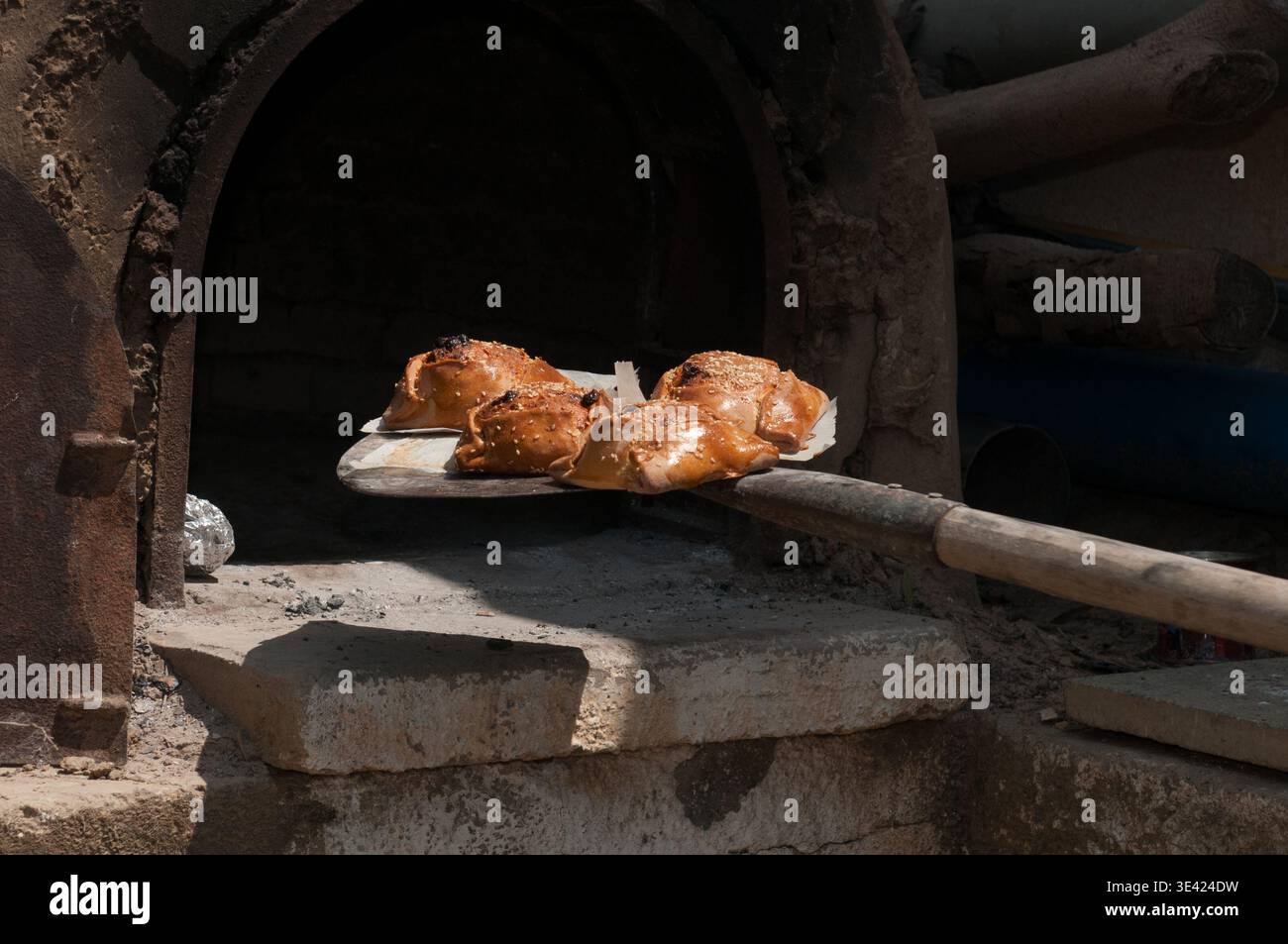 Traditionelles zypriotisches ostergebäck mit einer Mischung aus verschiedenen Käsesorten und halloumi, gebacken im Tonofen, Flaununa Stockfoto