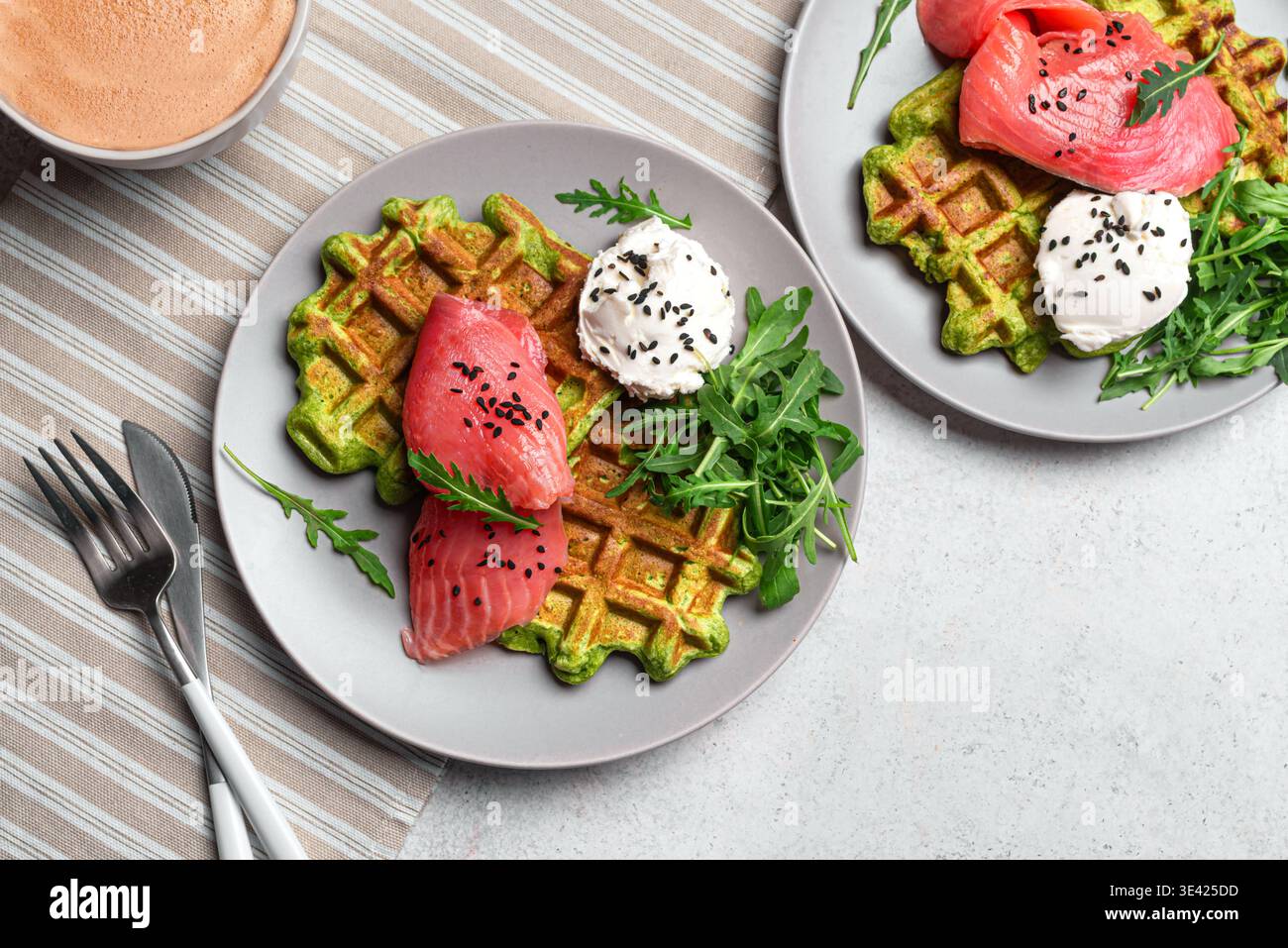 Gesundes, ausgewogenes Frühstück oder Mittagessen mit Waffeln und Lachs auf Basis grüner Avocado, Blick von oben. Keto- oder Paleo-Mahlzeit, kohlenhydratarme Diät. Frühstück für zwei Personen, Essen Stockfoto