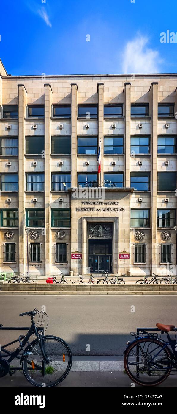 Paris, Frankreich, 25. März 2025, Blick auf das iLumens-Gebäude, eine multidisziplinäre Universität, die medizinische Ausbildung und Forschung anbietet Stockfoto