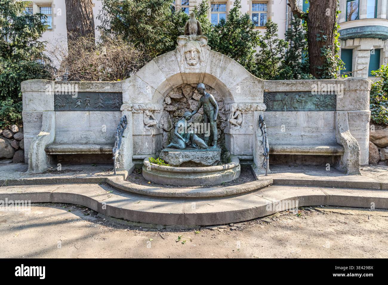 Märchenbrunnen auf dem Promenadenring (Dittrichring Gardens) in der Nähe der Thomaskirche. Das 1906 vom Bildhauer Josef Mágr aus Muschelkalk errichtete Denkmal zeigt eine Grotte mit Bronzestuppen von Hänsel und Gretel; Reliefs zeigen eine Waldszene und ein Happy End. Leipzig, Sachsen, Deutschland Stockfoto