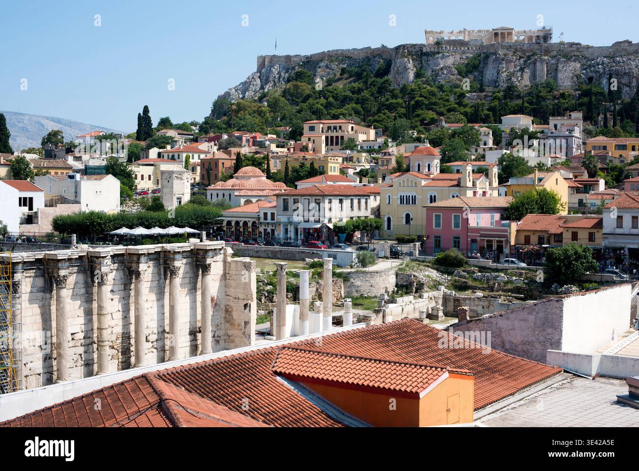 Panoramablick auf die Akropolis vom Monastiraki-Platz. UNESCO-Weltkulturerbe. Athen, Griechenland. Stockfoto