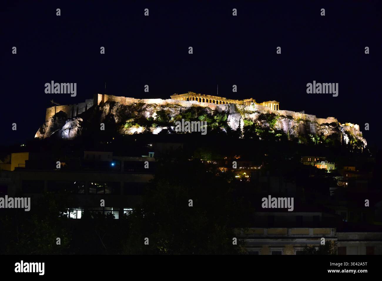 Panoramablick auf die Akropolis (Nachtfotografie). UNESCO-Weltkulturerbe. Athen, Griechenland. Stockfoto