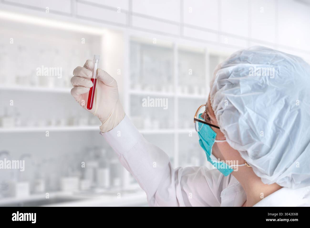 Rückansicht des Wissenschaftlers, der rote Proben im Reagenzglas analysiert, Laborforschung und medizinisches Testkonzept in steriler Umgebung Stockfoto