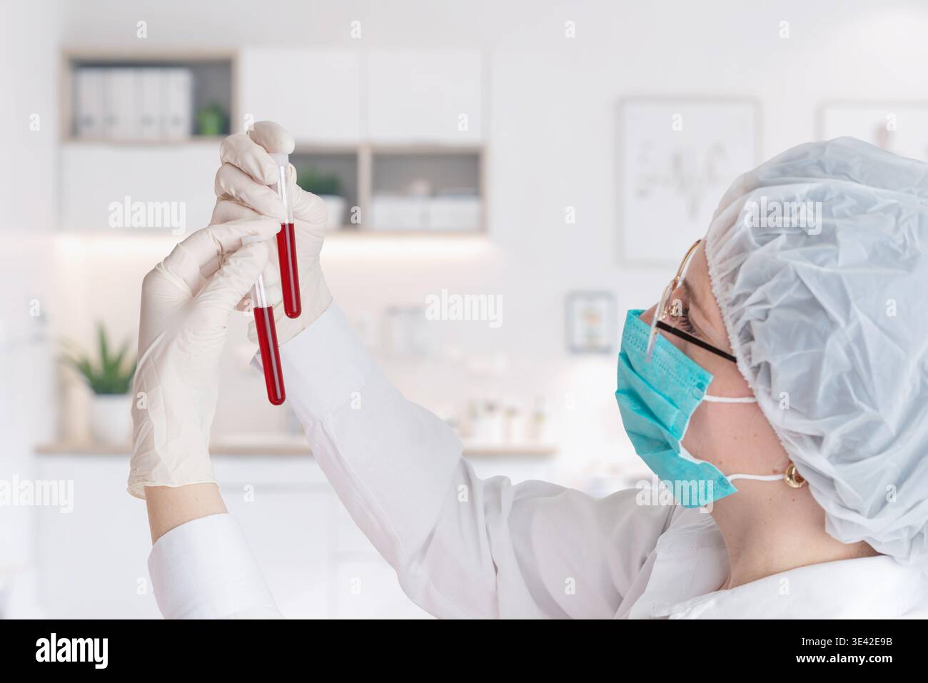 Mediziner vergleichen zwei Laborproben, wissenschaftliche Experimente und diagnostische Testverfahren in kontrollierter Gesundheitsumgebung Stockfoto