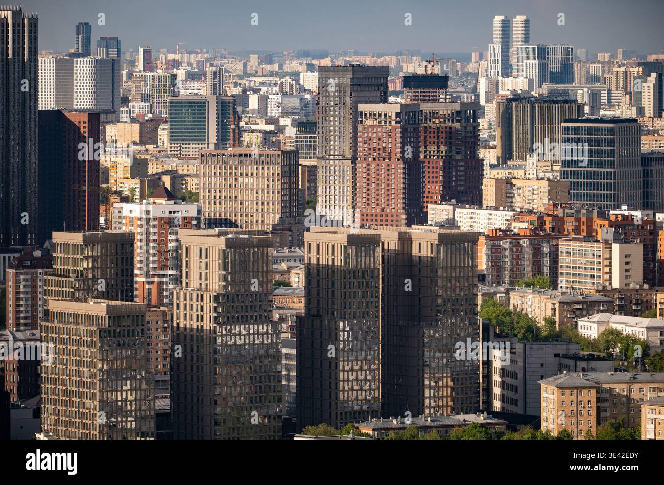 Skyline der Stadt Moskau mit einer dichten Stadtlandschaft und modernen Gebäuden Stockfoto