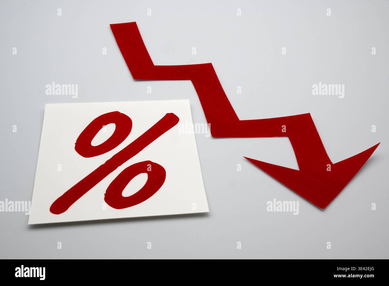 Prozentualer Rückgang der Investitionen, rote Farbe des Bärenmarktes und Pessimismus der Anleger. Stockfoto