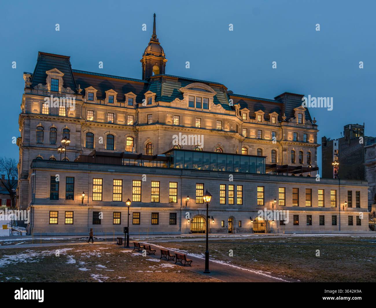 Montreal City Hall Rückansicht beleuchtet bei Nacht in Old Montreal, Quebec, Kanada, mit historischer Architektur des Zweiten Reiches in der Nähe des alten Hafens Stockfoto