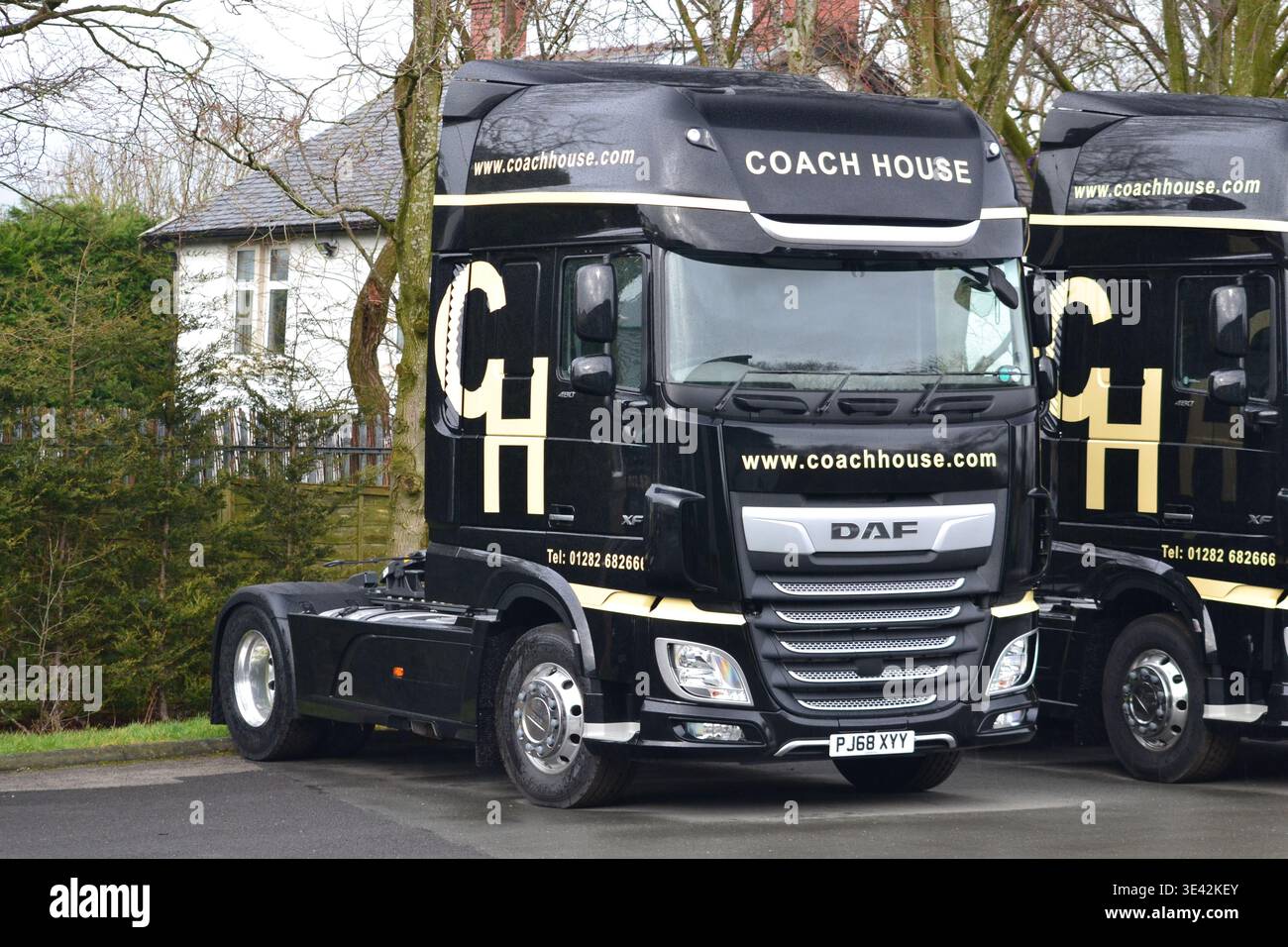 Schwarz-cremefarbene Coach House DAF XF Truck in ihrem Werft in Altham. Stockfoto