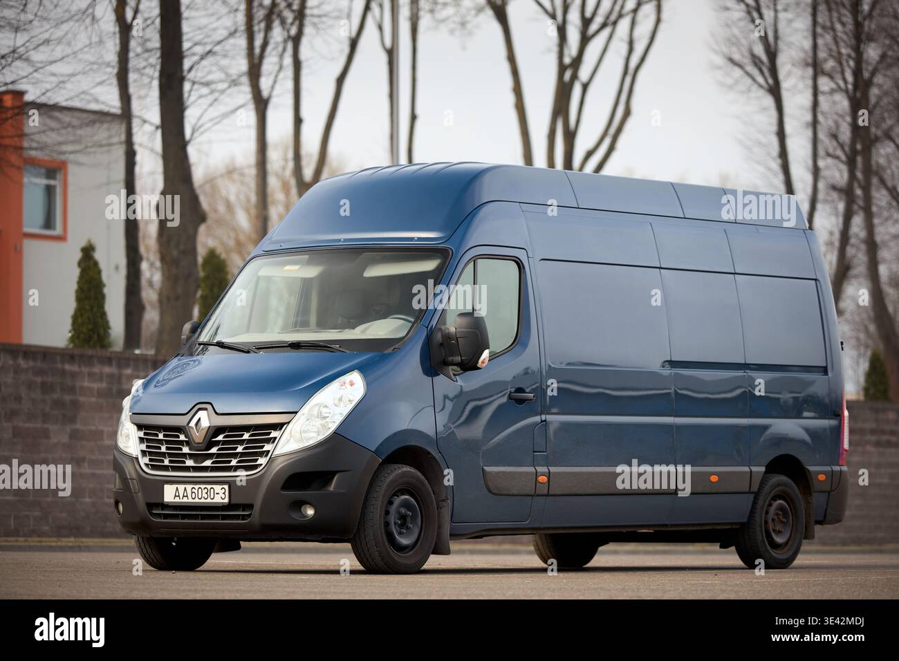 Minsk, Weißrussland - 17. März 2026: Blue Renault Master 3. Generation neu gestylt 2014-2019. Französisches Auto Renault Master Maxi auf dem Parkplatz. Vorn links Stockfoto