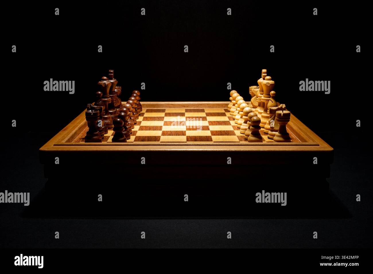 Lass uns Schach auf schwarzem Hintergrund spielen Stockfoto