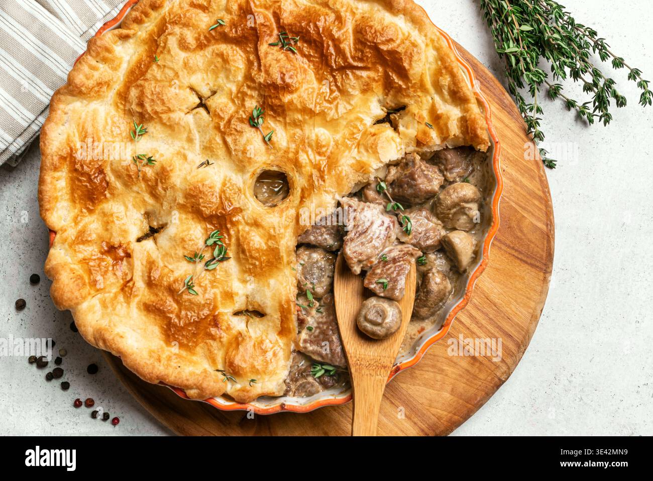 Chicken and Mushroom Pie mit knuspriger Blätterteigkruste, Blick von oben, Nahaufnahme. Hausgemachte Komfortmahlzeit, leckeres Fleischkuchen-Rezept. Stockfoto