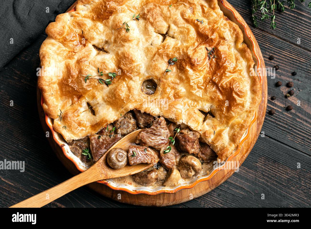 Rindfleisch und Pilzkuchen auf hölzernem Hintergrund, Blick von oben. Saisonales herzhaftes Komfortgericht - hausgemachte cremige putenfleischpastete für Thanksgiving. Stockfoto