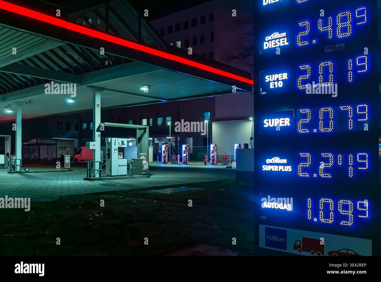Kraftstoffpreise werden nachts an einer Tankstelle in Berlin angezeigt. Deutsche Tankstelle, Tankstelle, Editorial. Stockfoto