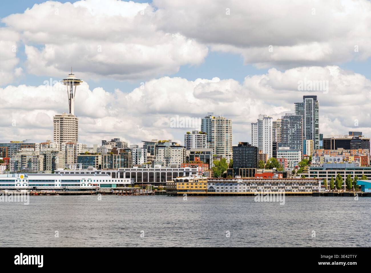Heller und sonniger Panoramablick auf die Skyline von Seattle vom Wasser aus mit der berühmten Space Needle und den Gebäuden der Stadt unter klarem blauem Himmel Stockfoto