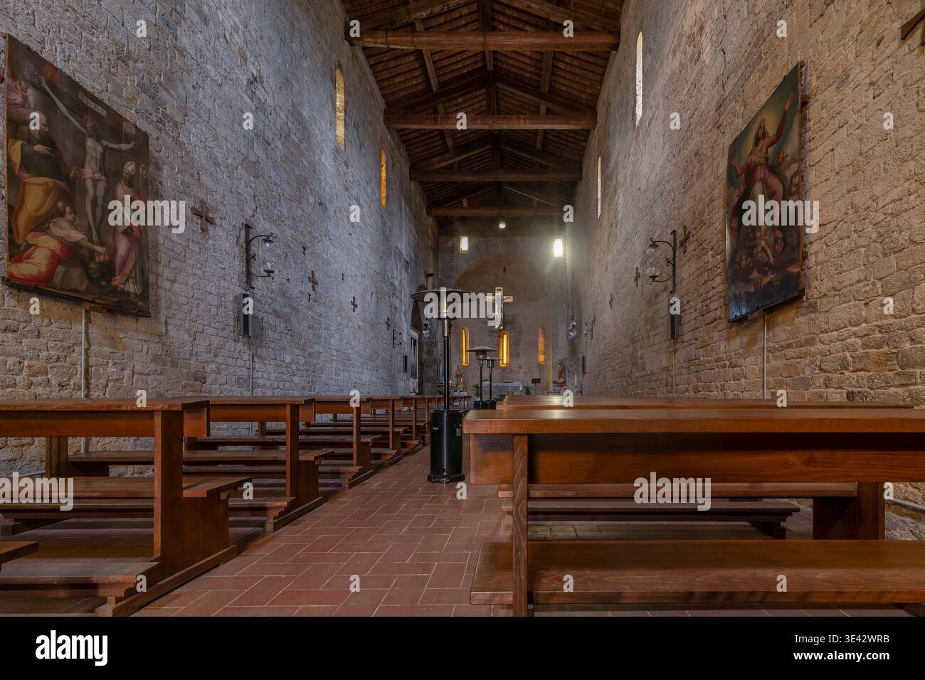 Das Innere der Abtei San Savino in Montione, einem Ortsteil in der Gemeinde Cascina, Pisa, Italien Stockfoto