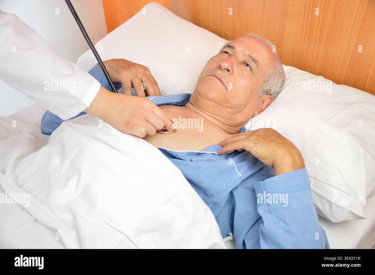 Schuss einer Ärztin, die die Herzfrequenz ihres älteren Patienten überprüft Stockfoto