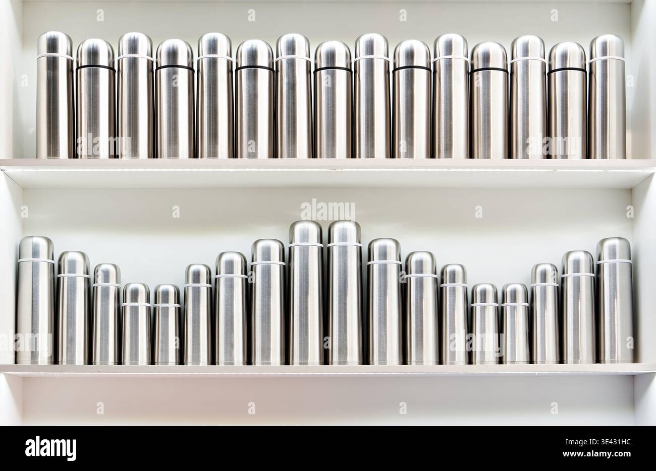 Thermos im Schaufenster Stockfoto
