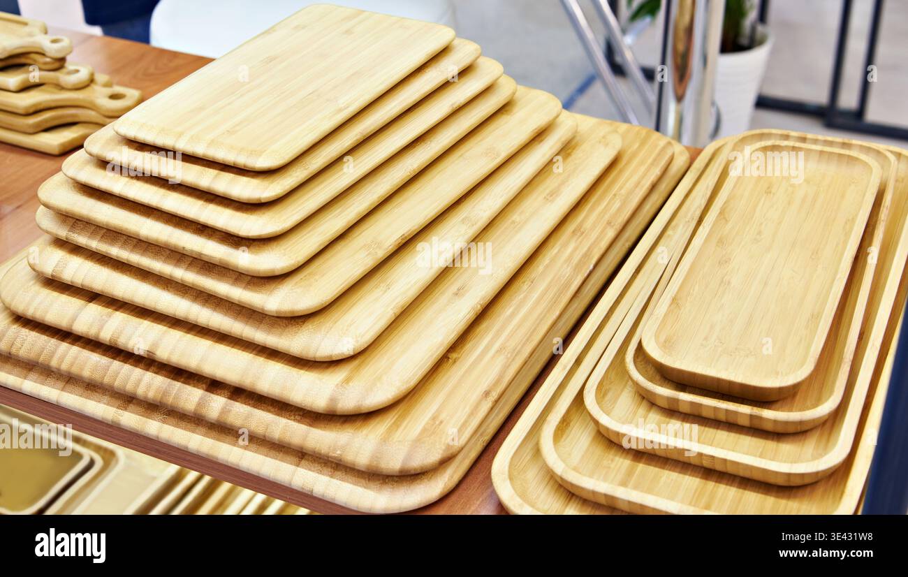 Schneidebretter aus Holz im Laden Stockfoto