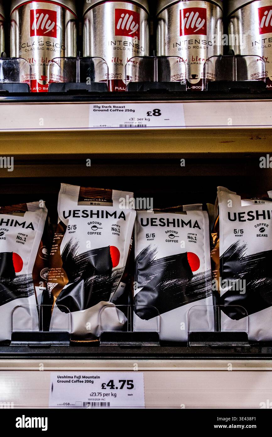 London, Großbritannien, 25. März 2026, Supermarkt-Ausstellung von Illy und Ueshima gemahlenen Kaffeebeuteln Stockfoto