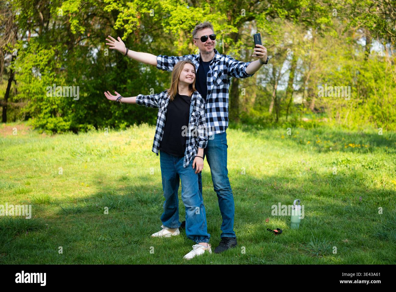 Glücklicher Vater und Tochter machen Ein Selfie, während sie Zeit miteinander verbringen Stockfoto