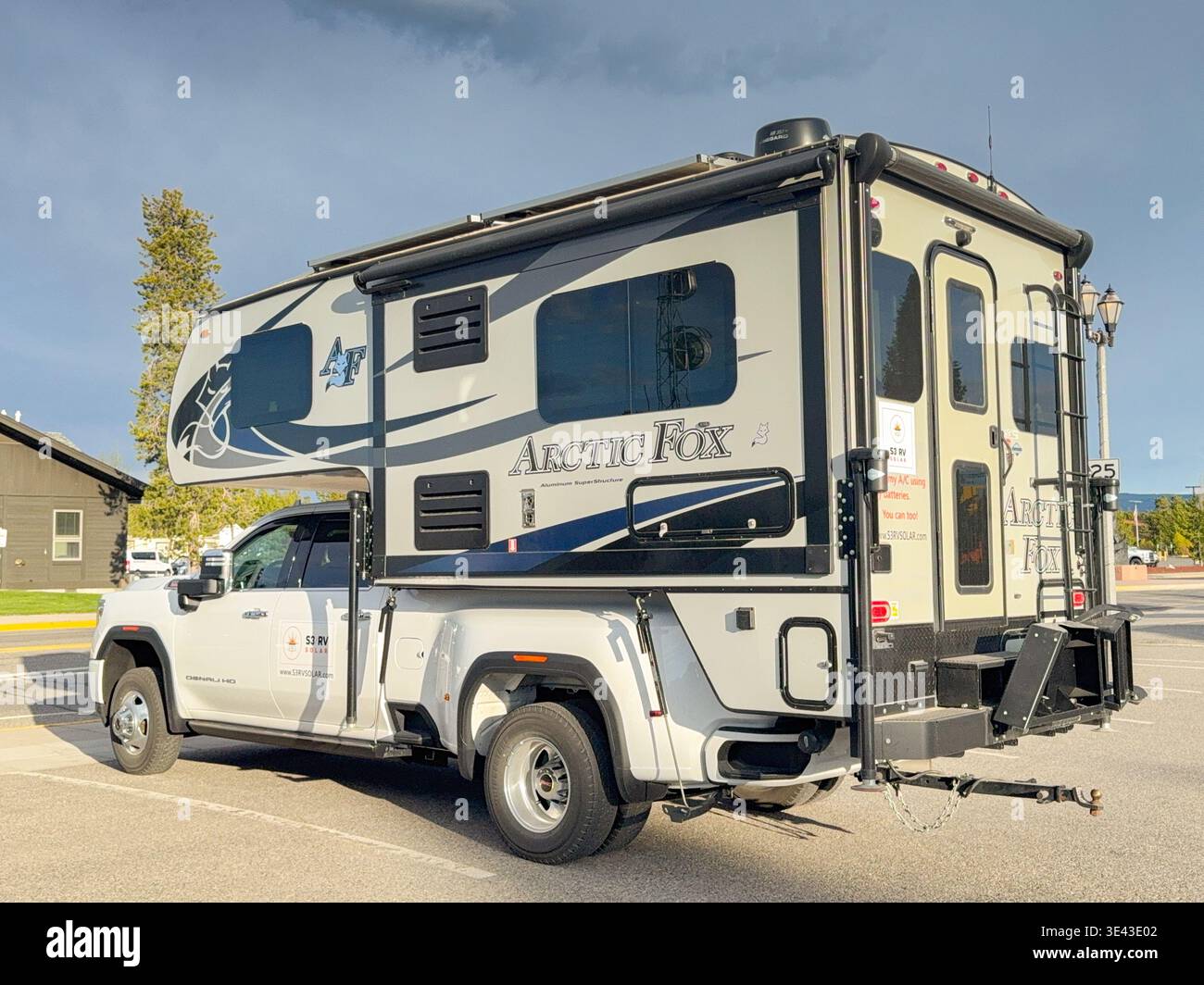 West Yellowstone, Montana, USA - 28. Mai 2025: Wohnmobil parkt auf einem Parkplatz in der Stadt West Yellowstone. Stockfoto