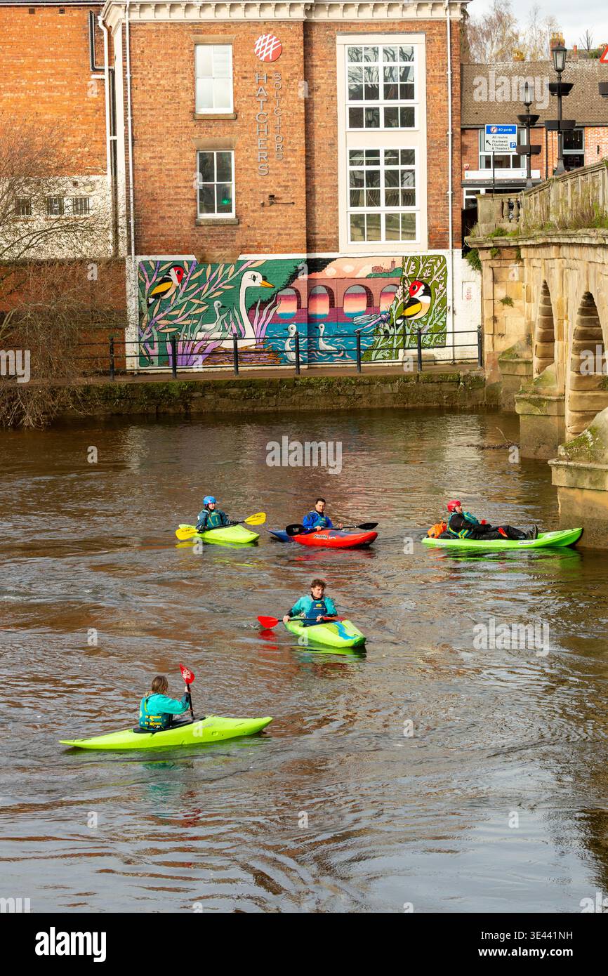 Eine Gruppe Kajak auf dem Fluss Severn in Shrewsbury, England Stockfoto