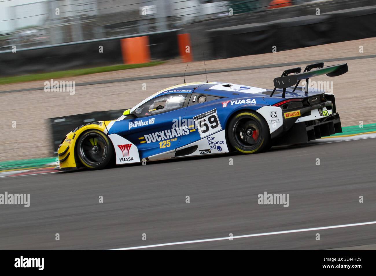 Rennsport der British GT Championship im Donington Park, Großbritannien, mit Fahrzeugen der GT3- und GT4-Klasse einschließlich McLaren, BMW, Mercedes-AMG, Aston Martin und Lotus Stockfoto
