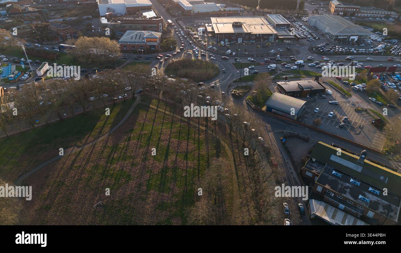 Aus der Vogelperspektive auf den Hauptverkehr am Garrison Circus Roundabout, Birmingham, Großbritannien Stockfoto