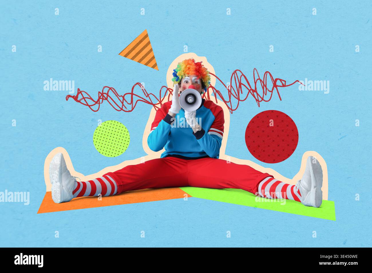 Überraschter Clown mit Megaphon auf blauem Hintergrund Stockfoto