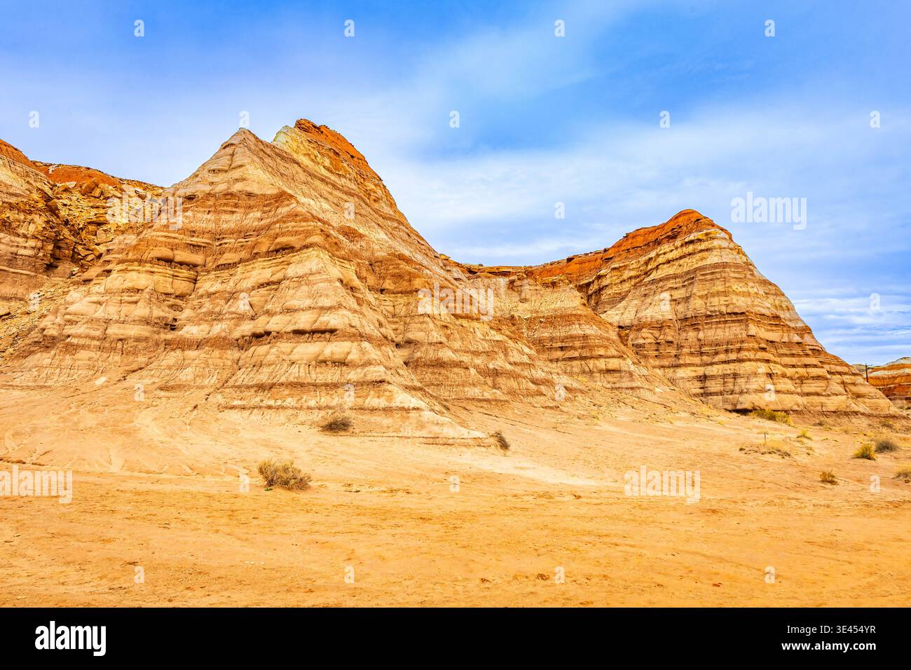 Bunte Sandsteinhügel in der Nähe von Toadstool Hoodoos Trailhead in der Wüstenlandschaft im Süden Utahs Stockfoto