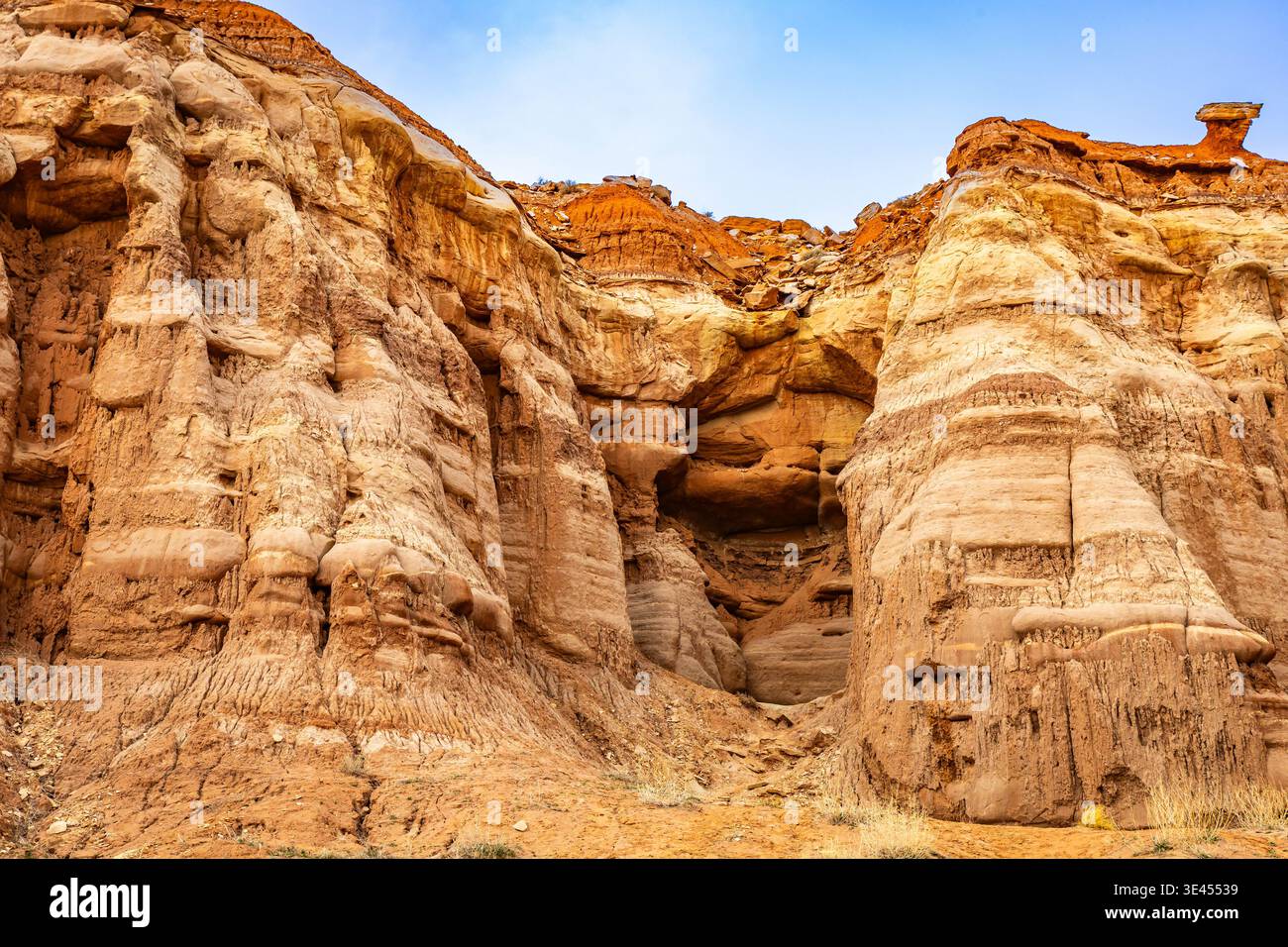 Bunte Sandsteinhügel in der Nähe von Toadstool Hoodoos Trailhead in der Wüstenlandschaft im Süden Utahs Stockfoto