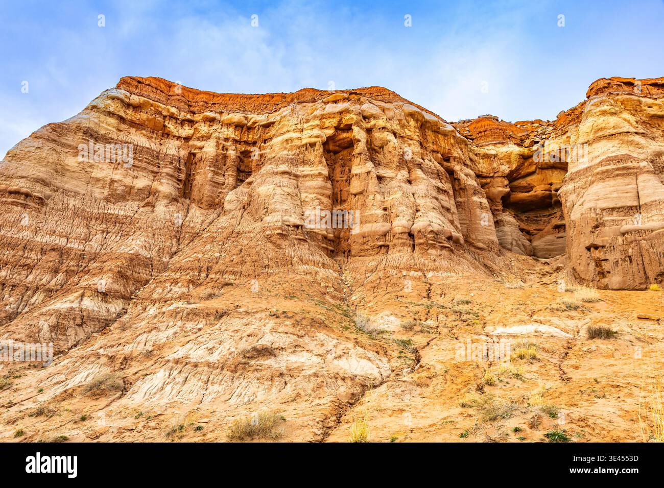 Bunte Sandsteinhügel in der Nähe von Toadstool Hoodoos Trailhead in der Wüstenlandschaft im Süden Utahs Stockfoto