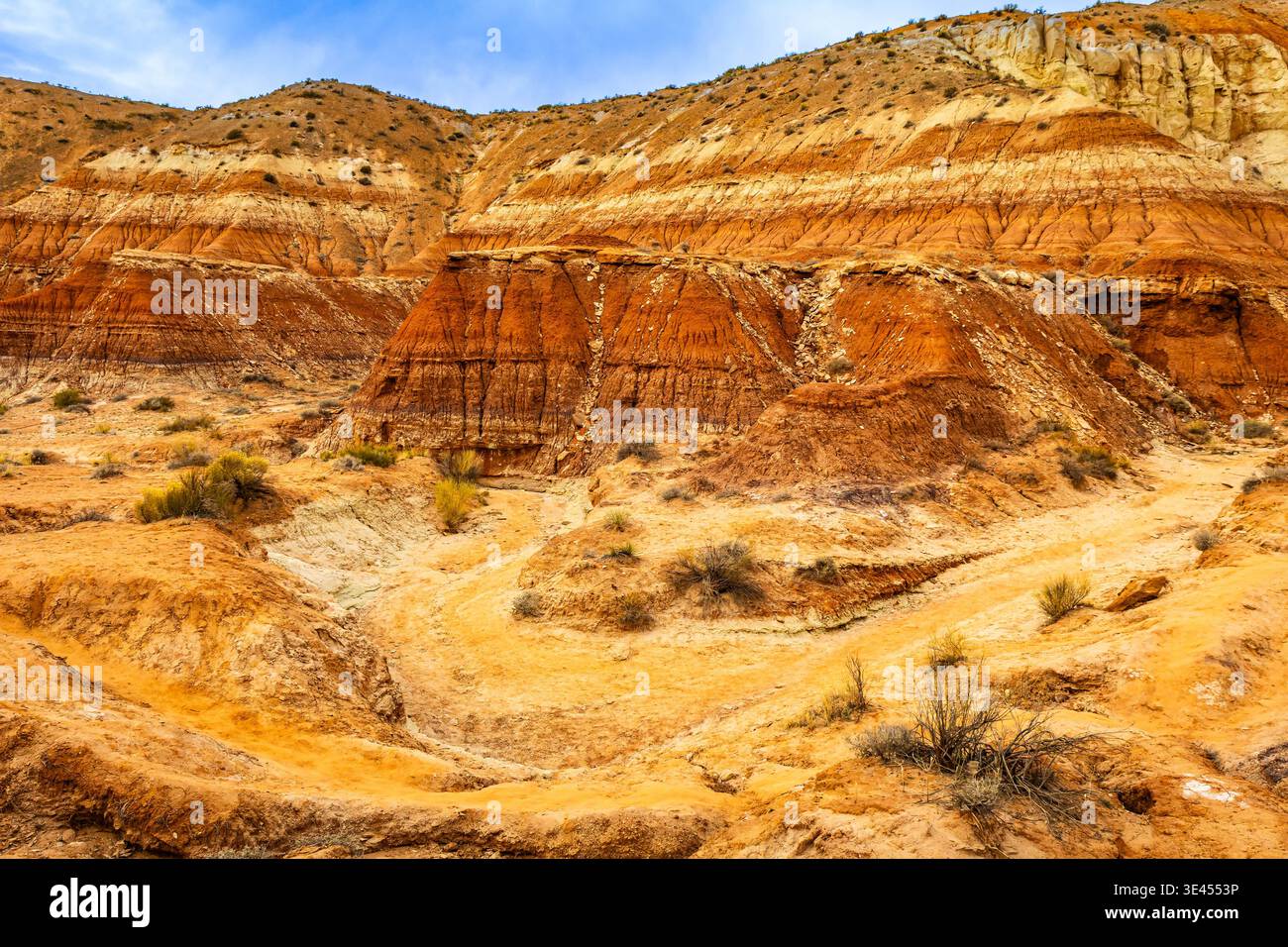 Bunte Sandsteinhügel in der Nähe von Toadstool Hoodoos Trailhead in der Wüstenlandschaft im Süden Utahs Stockfoto
