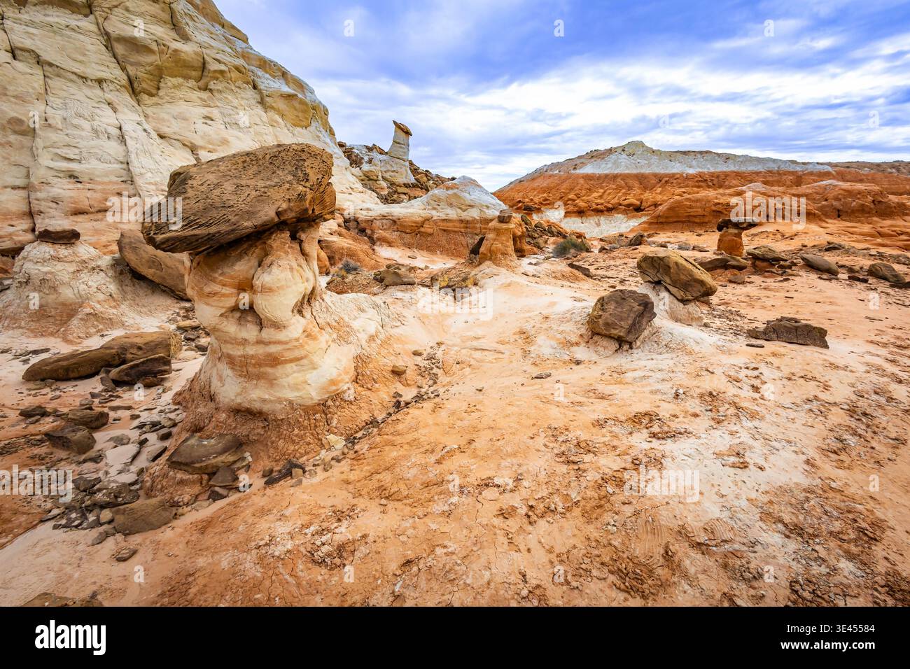 Weite Aussicht aus der Vogelperspektive auf farbenfrohe Felgen und geschichtete Sandsteinformationen über Wüstengelände in Utah Stockfoto