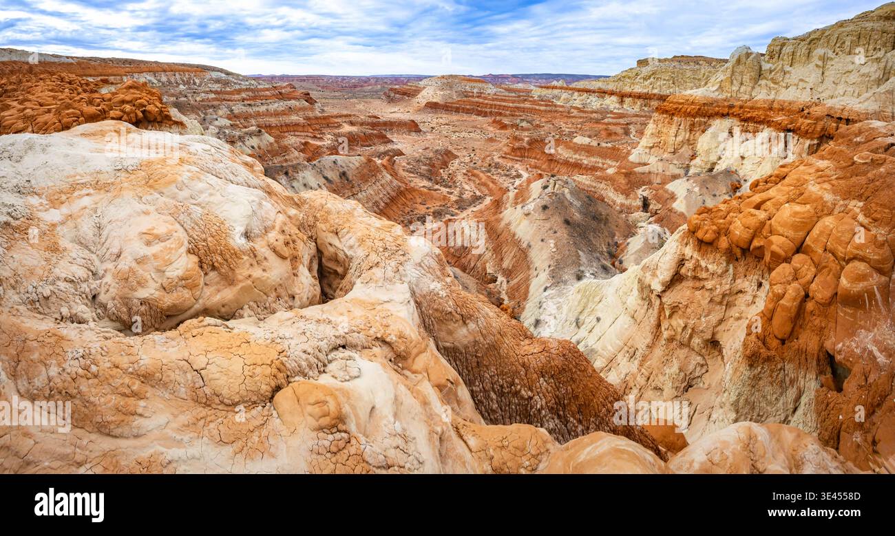 Weite Aussicht aus der Vogelperspektive auf farbenfrohe Felgen und geschichtete Sandsteinformationen über Wüstengelände in Utah Stockfoto