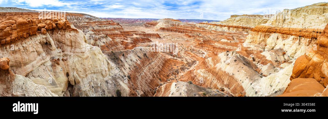 Weite Aussicht aus der Vogelperspektive auf farbenfrohe Felgen und geschichtete Sandsteinformationen über Wüstengelände in Utah Stockfoto