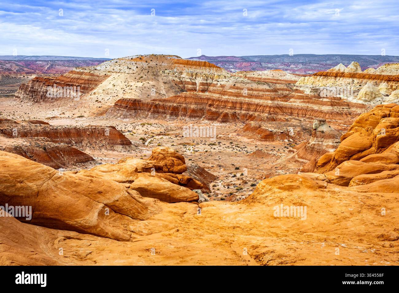 Weite Aussicht aus der Vogelperspektive auf farbenfrohe Felgen und geschichtete Sandsteinformationen über Wüstengelände in Utah Stockfoto