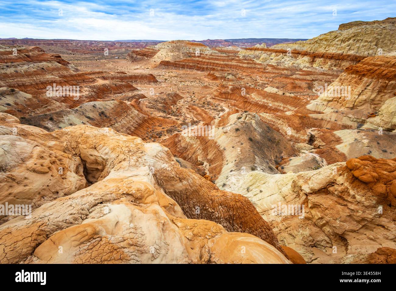 Weite Aussicht aus der Vogelperspektive auf farbenfrohe Felgen und geschichtete Sandsteinformationen über Wüstengelände in Utah Stockfoto