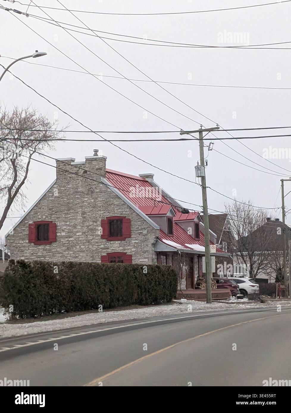 Straßen der Terrebonne - eine Stadt in der Nähe von Montreal mit schöner alter Architektur und Erholungsparks. Terrebonne, Quebec, Kanada - Smartphone-aufgenommenes Stockfoto